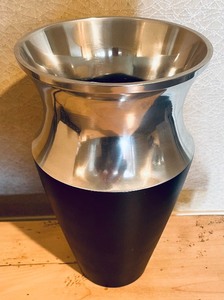 lot 84 image: Beautiful Black and Silver Vase