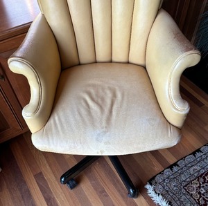 lot 171 image: Light Yellow Leather Office Chair