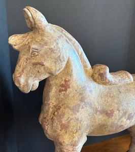 lot 196 image: Extra Large Distressed Cement Horse Decorative Figurine