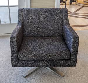 lot 10 image: Holly Hunt Tesoro Lounge Chair