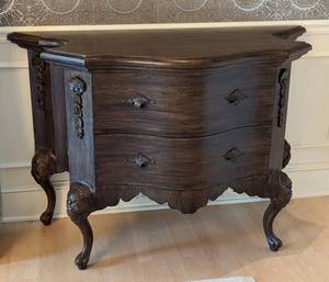 lot 9 image: Elegant Mahogany Venetian Commode