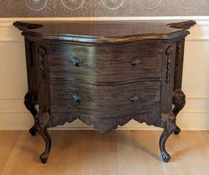 lot 9A image: Elegant Mahogany Venetian Commode