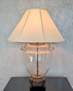 lot 114 image: Ethan Allen Glass Table Lamp