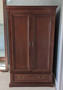 lot 116 image: Ethan Allen Wood Armoire