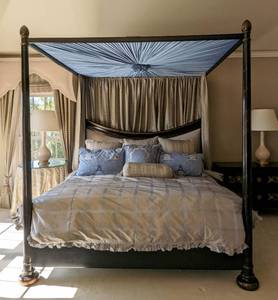 lot 20 image: King Size Prince Charles Canopy in Chinoiserie Finish