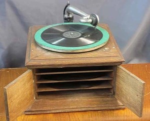 lot 17 image: 1904 Victrola Victor Talking Machine