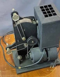 lot 26 image: Vintage KODASCOPE Eight, Model 50 Projector