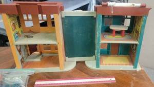 lot 104 image: Sesame Street Folding House with. Toys, and Street Signs