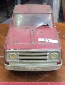 lot 107 image: Red Tonka Dodge Step-Side Pickup Sandbox Toy - Missing Tailgate and Wheel Covers