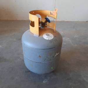 lot 8A image: R-22 30 lb. freon tank