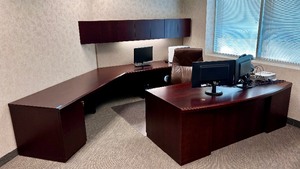 lot 4 image: Mobilia Executive Desk Suite