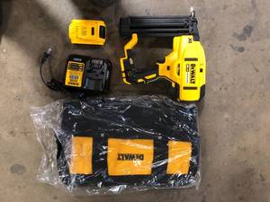 DEWALT 20V MAX XR Lithium-Ion 18-Gauge Cordless Brad Nailer Kit   Customer Returns See Pictures