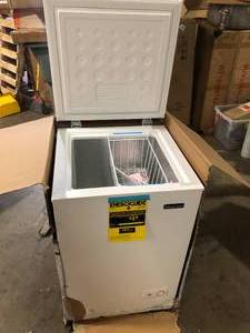 Magic Chef 3.5 cu. ft. Manual Defrost Chest Freezer in White Customer Returns See Pictures