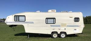 lot 1 image: 1994 CRRV Shadow Cruiser 25 5 5th-Wheel Camper