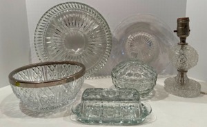 lot 43 image: Crystal Delights Grouping of Glass Pieces
