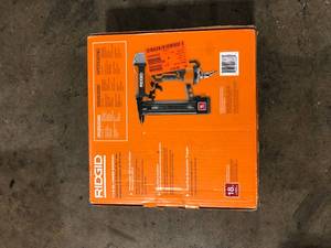 RIDGID Pneumatic 18-Gauge 1-12 in. Finish Stapler, Contractors Bag and (200) Staples    Customer Returns See Pictures