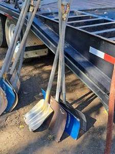 lot 1252 image: Lot of (4) Assorted Shovels