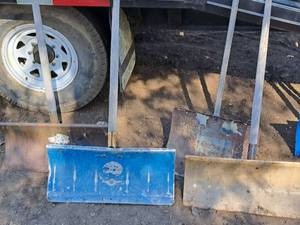 lot 1253 image: Lot of (4) Assorted Shovels