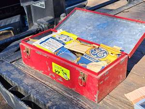 lot 1265 image: 18-14 Metal Tool Box with GE Lamps (in original packaging)