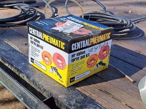 lot 1328 image: Central Pneumatic Air Syphon Spray Gun Kit (in original packaging)