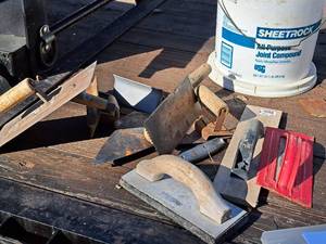 lot 1333 image: Lot of (1 Bucket) DrywallMasonry Hand Tools - Trowels