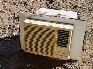 lot 1359 image: Gold Star Household 8000-BTU 820W Window Air Conditioner R8000Y3
