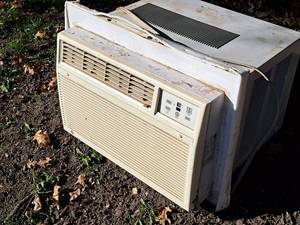 lot 1358 image: GE Household 12400-BTU 1270W Window Air Conditioner ASW12ACS1
