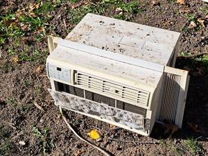 lot 1357 image: Sears Household 5600-BTU Window Air Conditioner 25371055004