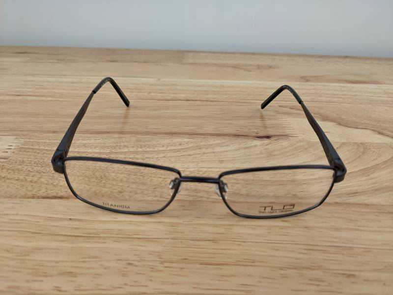 lot 105A image: New Thin Light Glasses with Display Lenses   L