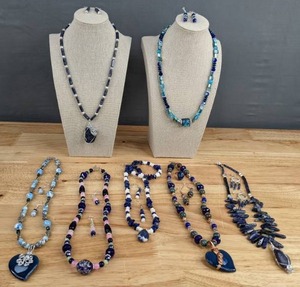lot 89 image: (7) Beautiful Handcrafted Colorful Miscellaneous Stones&nbspNecklace and Earring Sets in Blue E