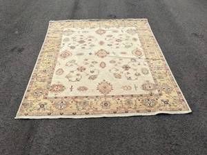 lot 42 image: Beautiful Persian-Style Hand-Tufted Rug D