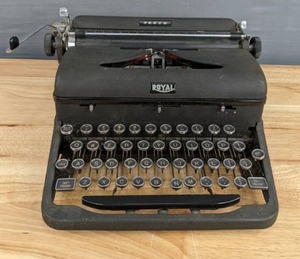 lot 60 image: Vintage Royal Arrow Portable Manual Typewriter D