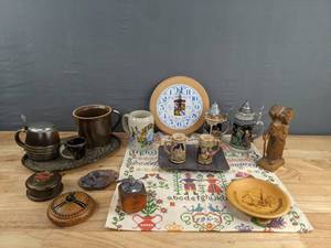 lot 109 image: Various Home Items Including a Clock, Placemat, Cups and More   D