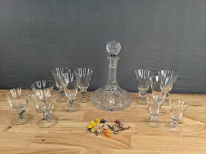 lot 104 image: Clear Decanter with Short Stem Glasses and Glasses Charms  D