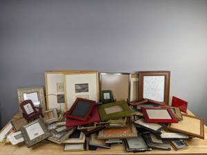 lot 200 image: A Collection of Various Sized Picture Frames   D