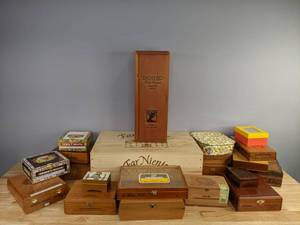 lot 186 image: A Beautiful Collection of Vintage Boxes   D