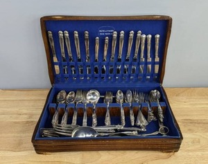 lot 11 image: Vintage Holmes and Edwards Inlaid Silver and Martin 90 Silver Plated Flatware (111 Pieces) D