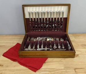 lot 17 image: Vintage Silver Flatware Set Alvin and Wm A Rogers (53 Pieces) D