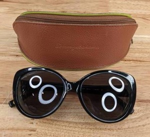 lot 36 image: Pair of Tommy Bahama Sunglasses w Case D