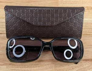 lot 1 image: Womens Gucci Sunglasses Black D