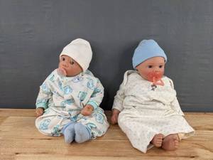 lot 215 image: Pair of Sweet Lee Middleton Baby Dolls 1995 and 1996 D