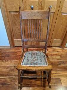 lot 492 image: Beautiful Rocking Chair with Padded Cushion P
