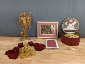 lot 244A image: Collection of Christmas Decor D