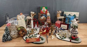 lot 247 image: Assortment of Christmas & Winter Decor D