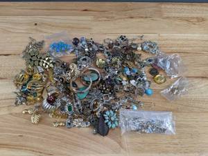 lot 233A image: Wonderful Large Assortment of Earrings D