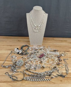 lot 234A image: Beautiful Swarovski Crystals Style Jewelry Collection D