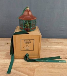 lot 237 image: Vintage Smith and Hawken Limited Edition Blown Glass Keepsake Ornament Holiday 2003 D