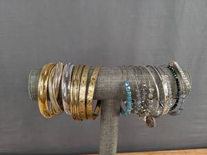 lot 238A image: Beautiful Assorted Jewelry Collection Bracelets, Earrings, & More D