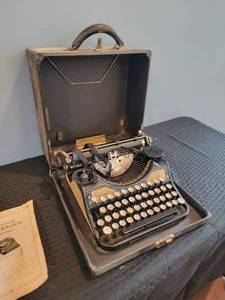 Vintage Underwood Portable Typewriter with Case