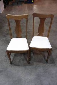 lot 43 image: Set of 2 Queen Anne Vintage Dining Chairs